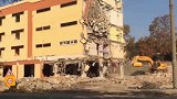 硬核挖掘机拆除建筑物，这工作太危险了