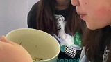 小姐姐表演了个喝汤惊呆了朋友，莫非是龙吸水重现