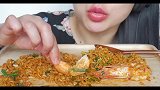 小姐姐吃拉面配大虾，看起来太有食欲了吧