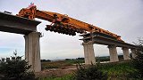 中国发明“造桥神车”，再长的桥也能建造出来，外国人表示很羡慕