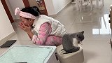 哈哈，老婆和猫咪洗脸神同步，这是有了默契吗？
