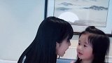 姐妹俩在一起的样子，真的超级可爱