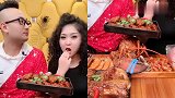 东北野哥直播吃可乐鸡翅，鸡翅都做得脱骨了，野哥还吐槽野嫂发型