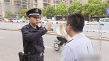 大妈自行倒地受伤，民警调查监控得知真相，怎料竟是雨衣导致的