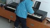 两岁宝宝的电子琴演奏