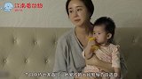 咸素媛徒手抓螃蟹大口啃，连手上的汁水都不放过，一旁陈华看呆了