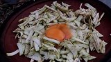 茄子拌蛋，然后一顿爆炒，红衣嫂吃得贼带劲