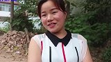 母亲带着傻儿子出去捡破烂，捡到一个包等失主，没想却等来了恩人