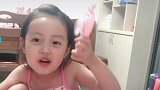 小女孩唱歌的样子，真的好呆萌呀