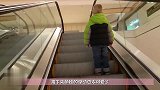 小男孩和爸爸狂商场，第一次搭电梯，接下来男孩的举动太可爱了