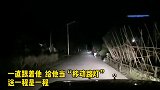 初冬的清晨六点多，汨罗一大叔开车灯一路给农村早读孩子当路灯：送一程是一程农村  感人
