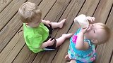 兄妹俩玩奶瓶游戏，谁知妹妹机智过人，哥哥根本喝不着！