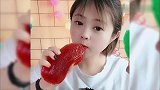 小可爱闺蜜直播吃自制果冻，一口下去很过瘾，是我向往的生活