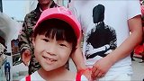小女孩在街头演唱不仅仅是喜欢，张口就引得别人鼓掌，活力动听