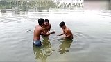 国外搞笑合集，湖水里游泳太冷了竟然点起火盆，真是太会玩了