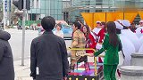 蔡国庆跟孟佳太拼了，在斑马线上唱歌，交警在一旁疏通道路！