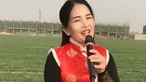 农村媳妇户外翻唱《三月里的小雨》，节奏动感十足，唱的太棒了！
