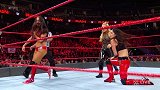 WWE-18年-RAW第1322期：女子三对三组队赛 娜塔莉亚&贝拉姐妹VS暴怒小队集锦-精华