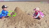 熊孩子们这是在堆什么呢，沙滩上玩耍可真有趣极了