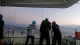 海钓船钓，美女魅力无穷，一个人的钓鱼表演秀