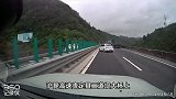 贵州一货车高速桥上追尾车流，有车被撞飞至桥下，警方：1死1伤