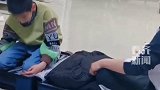 哥哥开学弟弟趴进行李箱