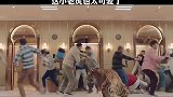 小老虎为了躲避围捕，演技真好，这样可爱的大猫咪哪里领？
