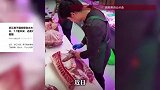 男子剔排骨劲太大割伤手腕，2根血管被割断，当事人：缝了4针