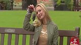 美女坐在椅子上，手上拿着一只老鼠，这可真有趣！