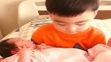 哥哥第一次抱，刚出生一天的双胞胎弟弟，接下来的表情是有多无奈