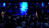 紧身白底色玫红条纹，条纹的魅力彰显韵味，大胆的肩带后背穿插