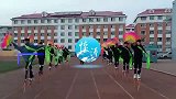 东北一高校体育生必修课秧歌舞，发扬传承民族传统体育。