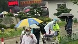 江苏扬州：大妈心跳骤停倒在医院门口，她一路跪着抢救患者