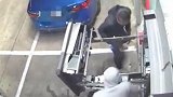 美国：3名男子趁技工拆ATM打劫，搞不懂构造又溜了