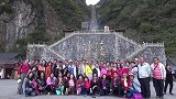 牛人开路虎挑战天门山，直接冲上999阶天梯，实在是太惊险了
