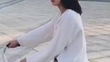 美女厉害啊，自行车敢这么玩，许多男生都不敢