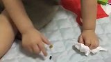 小朋友迅速抓住爬垫上的小虫