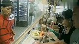 国外女子正在买东西，突遇黑人抢劫，老板的反应让人佩服！