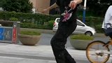 美女街头秀特技，原来滑板还能这样玩，长知识了！