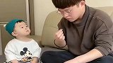宝贝和老爸抢东西吃被揍，宝贝忍无可忍，最后绝地反击！