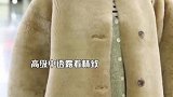 吴昕穿泰迪熊毛外套软萌可爱，戴小绿帽挎红包，亮眼时髦