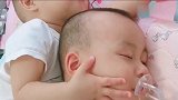 一岁龙凤胎妹妹睡觉也不知道梦见了什么，给哥哥一顿欺负