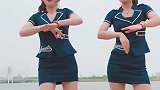 两闺蜜穿制服广场跳舞，刚学会的有点跟不上节奏