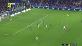 上半场补时第1分钟里昂球员登贝莱射门 - 打偏