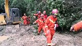 暴雨致广西阳朔多村发生塌方，消防冒雨徒步穿山搜救被困村民