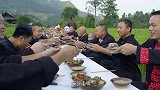 中国宴凯里岩寨一场传统的长桌宴，正在紧锣密鼓的筹备当中