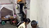 男子骑电瓶车载妻子，后座有灰尘妻子正在擦