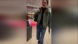 刘雯帅气出街，夹克配短靴，还有这治愈系微笑，真是又飒又美