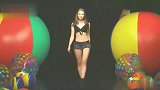 美女的t台魅力表演：双手抱头的超模，彻底迷住我了！