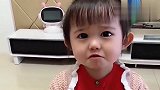 爸爸出差一回到家，女儿就表现得一脸委屈，好像我对她不好似的